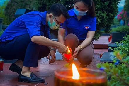 Đoàn viên, thanh niên Thủ đô thắp nến tri ân tại nghĩa trang Mai Dịch.