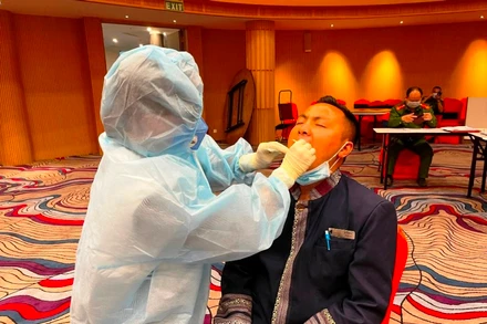 Lấy mẫu xét nghiệm phòng, chống dịch Covid-19 ở thị xã Sa Pa (Lào Cai).