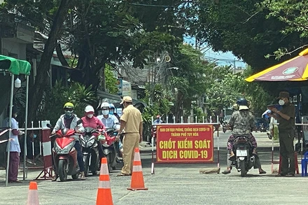 Công an thành phố Tuy Hòa tăng cường kiểm tra, xử lý các vi phạm phòng chống dịch Covid-19 trên địa bàn. 