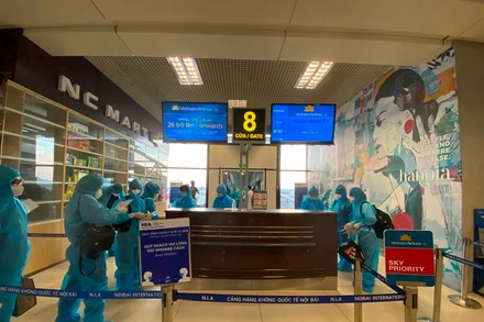 Các y, bác sĩ liên tục lên đường chống dịch tại miền nam. (Ảnh VNA)