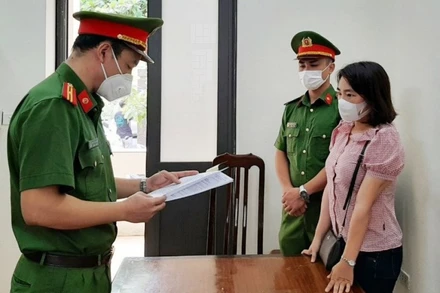 Cơ quan Cảnh sát điều tra Công an Hà Tĩnh tống đạt quyết định khởi tố bị can đối với Đỗ Thị Thương.