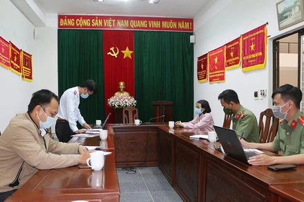 Cơ quan chức năng làm việc với bà L.T.D.T. (Ảnh: QUANG TẤN)