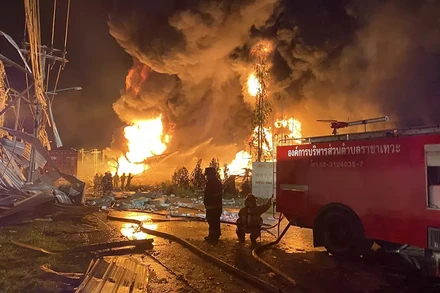 Hình ảnh hiện trường vụ cháy tại nhà máy hóa chất.