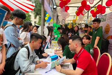 Cán bộ Đại học Quốc gia Hà Nội tư vấn xét tuyển năm 2021 cho thí sinh (chụp ngày 11/4/2021).