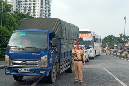 Lực lượng chức năng kiểm soát, hướng dẫn phương tiện lưu thông trên quốc lộ 1B khu vực cầu Phù Đổng