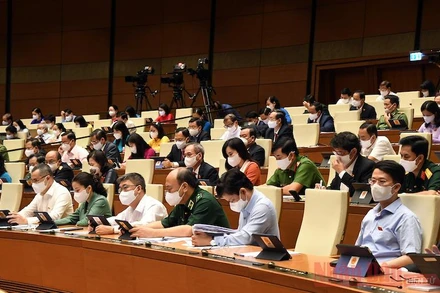 Đại biểu Quốc hội nghe các báo cáo quan trọng sáng 22/7. Ảnh: DUY LINH