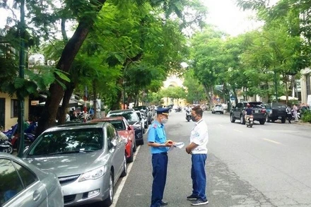 Thanh tra Sở Giao thông vận tải kiểm tra hoạt động trông giữ phương tiện. (Ảnh: TTGT)