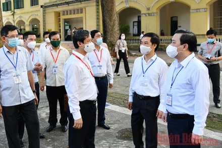 Bộ trưởng Giáo dục và Đào tạo Nguyễn Kim Sơn cùng đoàn công tác đến điểm thi Trường THPT Chu Văn An, Hà Nội, sáng 7/7. Ảnh: THUỶ NGUYÊN