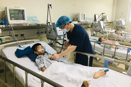 Bệnh nhi đang điều trị bệnh viêm não Nhật Bản. (Ảnh: BVCC)