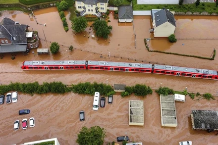 Nhà ở và nhiều phương tiện tại nhà ga Kordel, Đức, "ngâm" mình trong nước lũ. (Ảnh: AP)