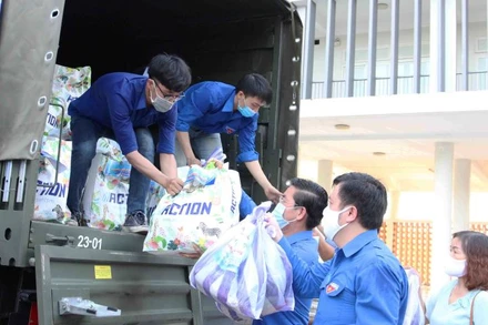 Chuyển các suất quà lên xe.