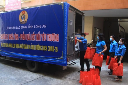 Chuyến xe nghĩa tình hỗ trợ công nhân, lao động có hoàn cảnh khó khăn do ảnh hưởng dịch Covid-19 tại Long An.