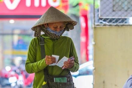 Người bán vé số bị ảnh hưởng dịch Covid-19 được nhận hỗ trợ để phần nào trang trải cuộc sống.