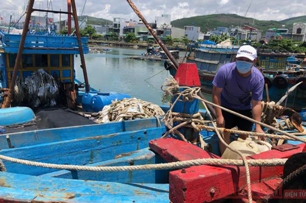 Tàu 430 Cv của anh Võ Bé bị chìm sau nhiều ngày phong tỏa phòng tránh dịch Covid-19. Trục vớt vào bờ, máy móc, thiết bị hư hỏng nặng anh Bé cố gắng sửa chữa để sau dịch đi khơi.