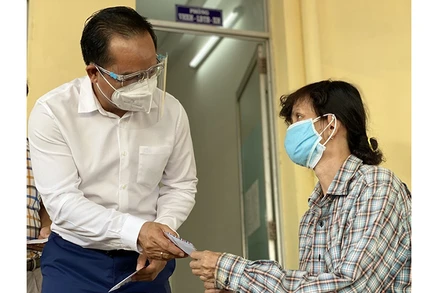 Bí thư Tỉnh ủy Long An Nguyễn Văn Được trao tiền hỗ trợ người lao động khó khăn do ảnh hưởng của dịch Covid-19 tại huyện Bến Lức, tỉnh Long An. 