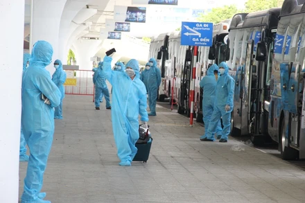 Các công dân Đà Nẵng đầu tiên về nhà trên chuyến bay trưa.