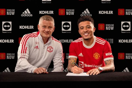 Jadon Sancho trong lễ ký hợp đồng với MU. (Ảnh: ManchesterEveningNews)