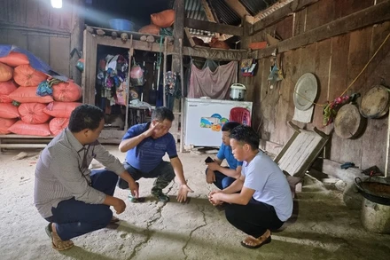 Bà con ở bản Ma Sang cho biết, từ năm 2018, nhiều nhà dân xuất hiện vết nứt lớn giữa nhà, sau mỗi mùa mưa bà con lại phải đổ đá suối, xi-măng để lấp mới có thể ở.