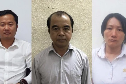 Bị can Dương Văn Hòa (áo trắng ngoài cùng từ trái sang) cùng hai bị can trong vụ án.