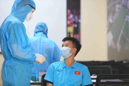 Đội tuyển nữ Quốc gia còn hai lần lấy mẫu xét nghiệm trước khi lên đường du đấu. (Ảnh: VFF)