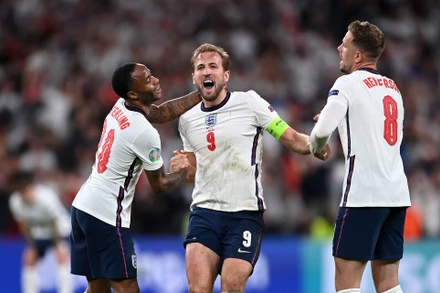Harry Kane và các đồng đội ăn mừng chiến thắng trước Đan Mạch. (Ảnh: UEFA)