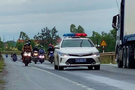 Cảnh sát giao thông tỉnh Quảng Bình dẫn đường cho người dân về quê bằng xe máy qua địa bàn. 