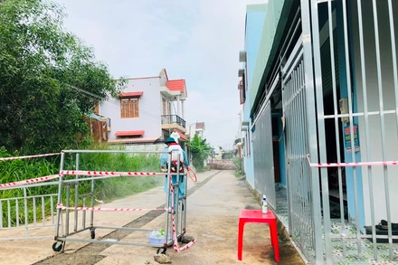 Phun khử khuẩn tại phường Trảng Dài, thành phố Biên Hòa, nơi dịch bệnh đang rất phức tạp.