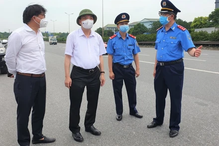 Chủ tịch UBND thành phố Hà Nội kiểm tra tại đường vành đai 3. (Ảnh: HNM)