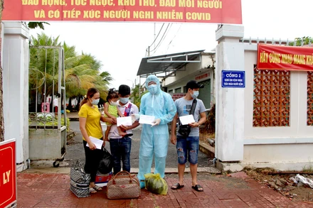 Trao giấy ra viện cho các bệnh nhân mắc Covid-19.