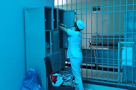 Điều dưỡng Khoa Nhi, Bệnh viện đa khoa tỉnh Kon Tum bỏ quần áo, bỉm vào "Tủ quần áo 0 đồng" để người nhà bệnh nhi lựa chọn.