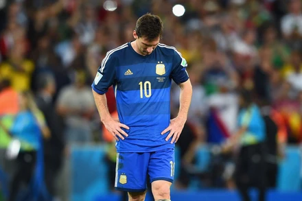 Messi thẫn thờ bước qua chiếc cúp vàng thế giới năm 2014. (Ảnh: Skysports)