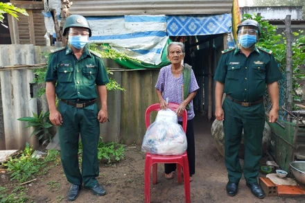 Đồn Biên phòng Vĩnh Hải tặng quà cho người già neo đơn.