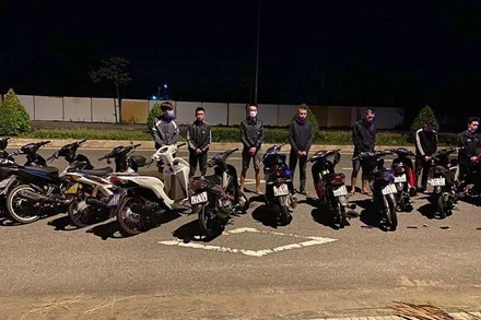 Các đối tượng đua xe trái phép.