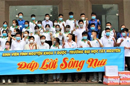 Các sinh viên tình nguyện Khoa Y dược Trường Đại học Tây Nguyên tại buổi xuất quân lên đường hỗ trợ tỉnh Bình Dương phòng, chống dịch Covid-19.