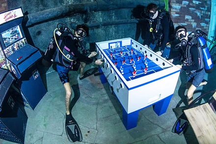 Người lặn có thể chơi bi lắc dưới bể Deep Dive Dubai (Ảnh: CNN)