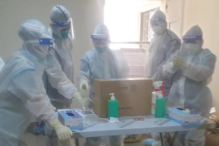 Các y, bác sĩ dốc hết sức điều trị và hỗ trợ tinh thần cho bệnh nhân. 