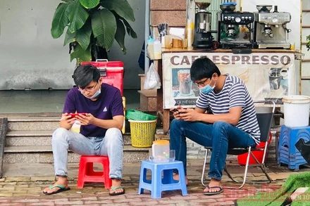 Một số người dân ở thành phố Biên Hòa đeo khẩu trang không đúng quy định nơi công cộng.