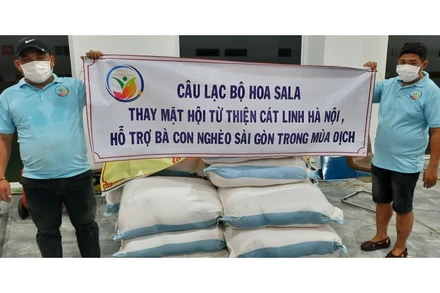 Câu lạc bộ Hoa Sala (TP Hồ Chí Minh) phối hợp Hội từ thiện Cát Linh (TP Hà Nội) hỗ trợ bà con vùng ven.