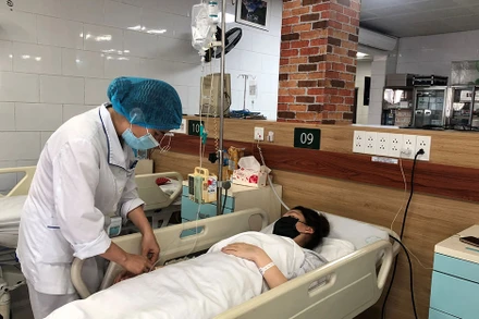 Bệnh nhân đang dùng thuốc chữa động kinh, khi dùng thêm paracetamol liều 2 gam/ngày đã dẫn tới viêm gan.