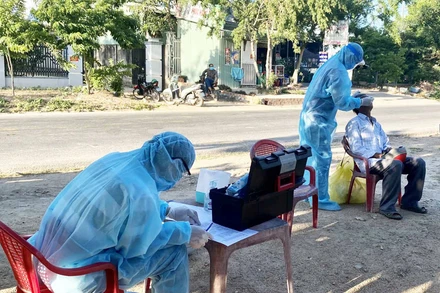 Ngành chức năng tỉnh Gia Lai lấy mẫu xét nghiệm cho người dân xã H’ Bông (huyện Chư Sê).