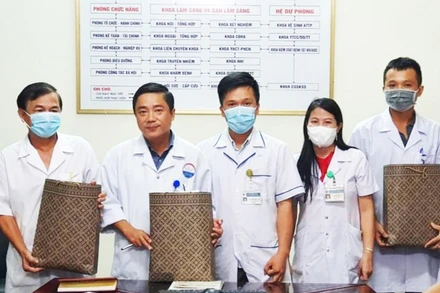 Nữ bác sĩ Lê Đan Tâm, Phó Giám đốc Trung tâm Y tế Đông Hà trao quà động viên 3 cán bộ, nhân viên của trung tâm cùng đoàn lên đường vào Bình Dương phòng, chống dịch Covid-19. 