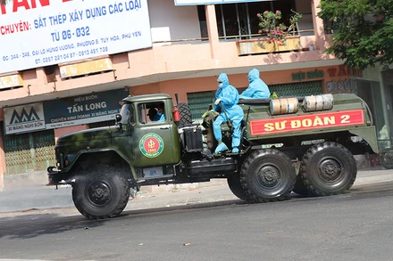 Lực lượng Phòng hóa Bộ Tư lệnh Quân khu V phun thuốc khử khuẩn chống dịch tại Phú Yên. 