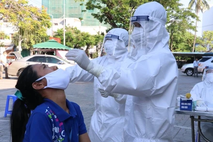 CDC Phú Yên đang triển khai thực hiện test nhanh SARS-CoV-2 đối với những người buôn bán tại các chợ truyền thống và hệ thống các siêu thị.