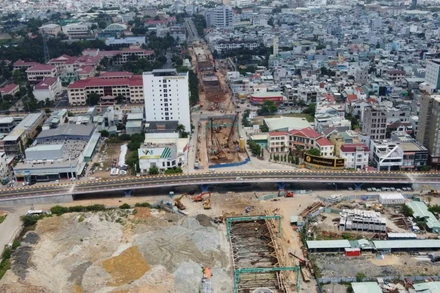 Cầu vượt lưu thông góp phần giảm ùn tắc giao thông vào giờ cao điểm.