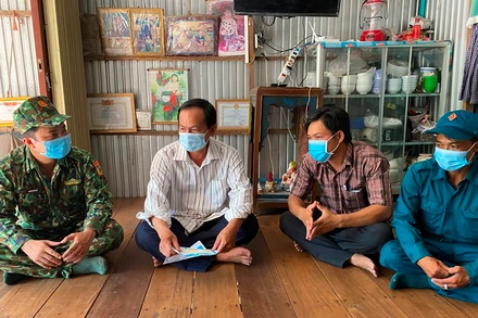 Cán bộ Biên phòng tỉnh An Giang vận động người dân huyện An Phú tố giác tội phạm nhập cảnh trái phép.