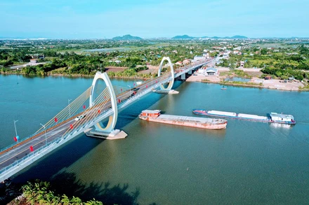 Cầu Quang Thanh bắc qua sông Văn Úc.