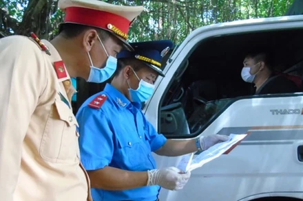 Lực lượng chức năng của Hà Nội tăng cường kiểm soát phương tiện để ngăn chặn mầm bệnh vào thành phố.