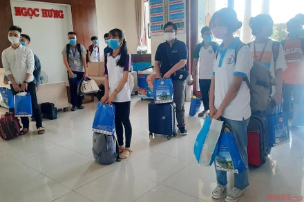 Các bạn sinh viên đến nhận nhiệm vụ tại tỉnh Vĩnh Long vào chiều 11/7. 