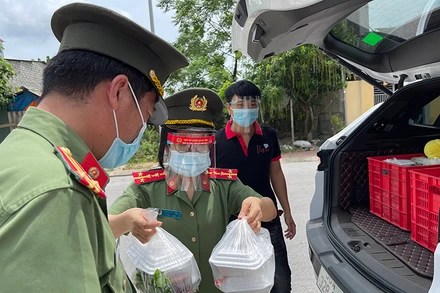Đơn vị hậu cần Công an TP Hà Tĩnh vận chuyển suất ăn cho chiến sĩ trực chốt cách ly.