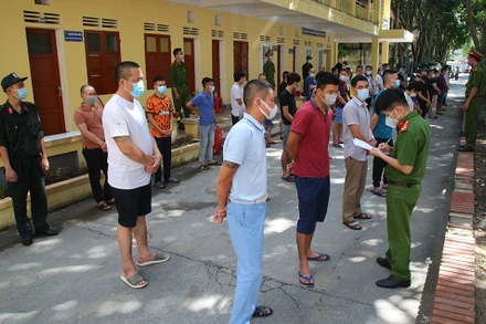 Các đối tượng tại cơ quan công an.